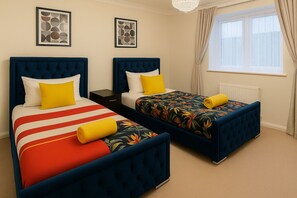 3 bedrooms, free WiFi, bed sheets - House - Sleeps 7 - Pet Friendly - Garden - Parking (Sittingbourne)