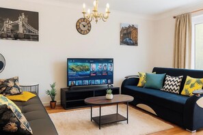 Living area - House - Sleeps 7 - Pet Friendly - Garden - Parking (Sittingbourne)