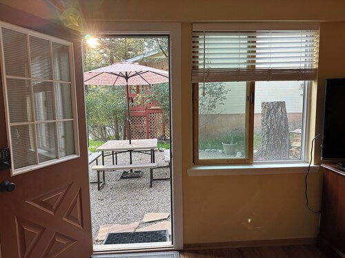 Coyote Retreat, single level home, 2.8 miles from Ski Cloudcroft!