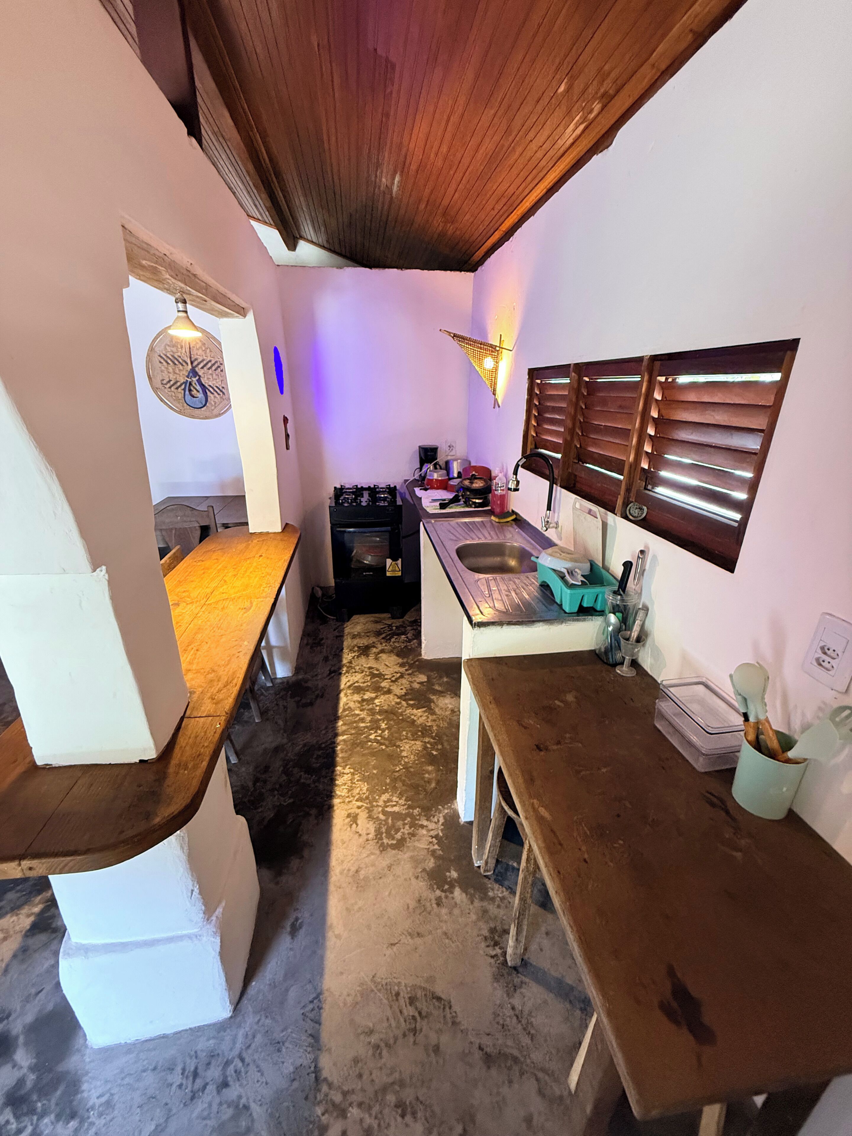 Minibar con artículos gratuitos y wifi gratis 