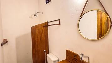 Standard Suite, Courtyard View | Bathroom | Shower, free toiletries, towels, soap