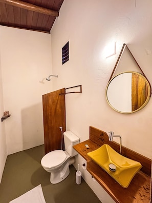 Suite Standard, vue cour intérieure | Salle de bain