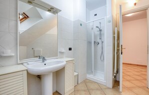 Shower, hair dryer - 2 bedroom gorgeous apartment in Uscio (Uscio)