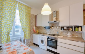 Fridge, stovetop