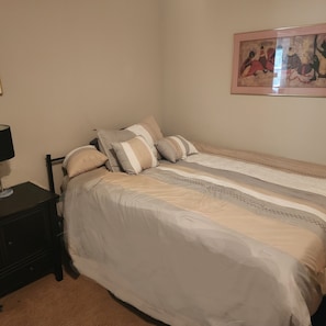 2 habitaciones, tabla de planchar con plancha, wifi y ropa de cama 