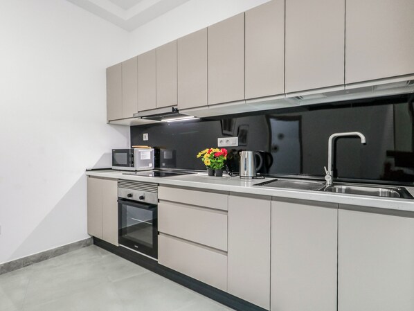 Fridge, oven, stovetop, coffee/tea maker