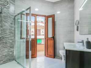 Douche, sĂšche-cheveux, serviettes fournies