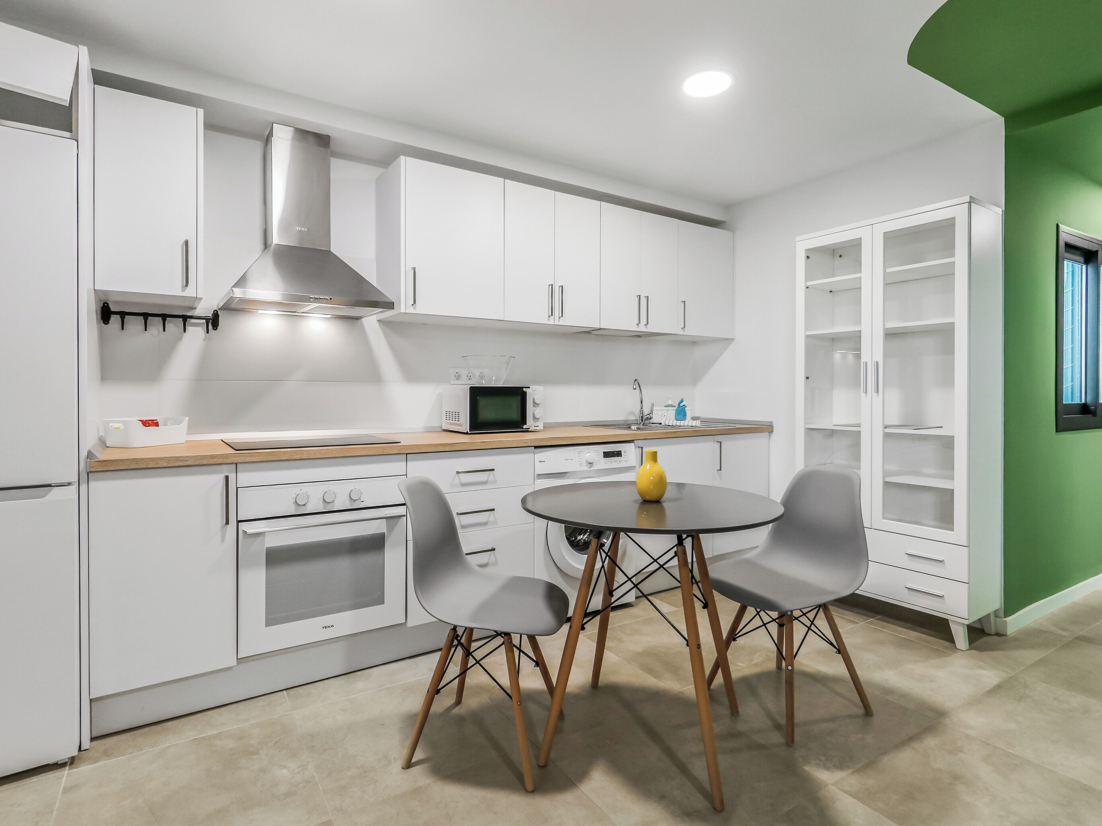 Kjøleskap, mikrobølgeovn, ovn og kokeplater