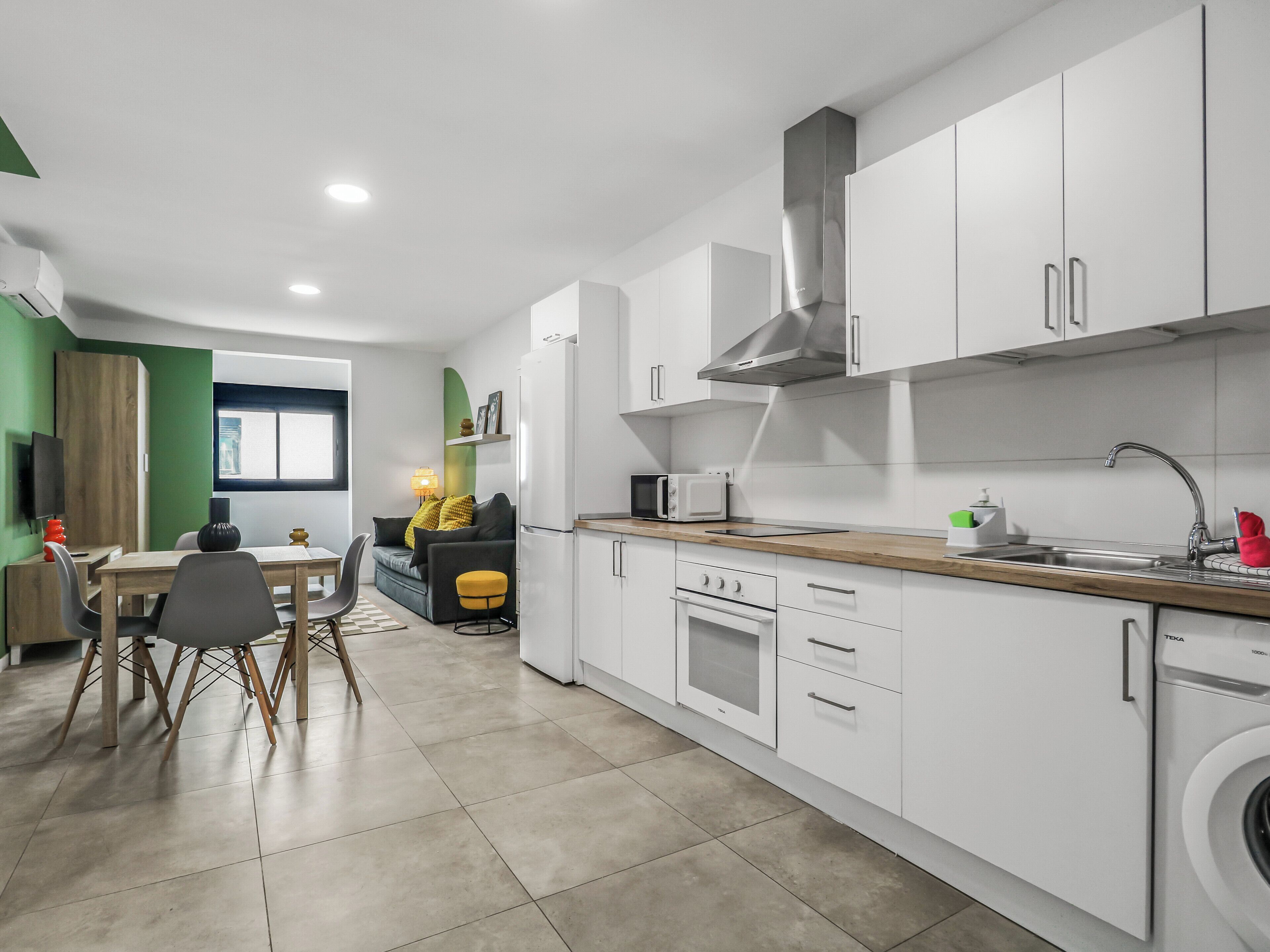 冷蔵庫、電子レンジ、オーブン、コンロ