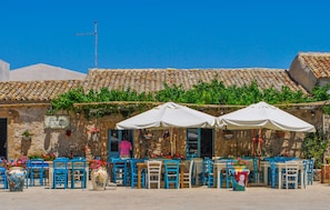 Outdoor dining - Lovely home in Marzamemi with WiFi (Marzamemi)