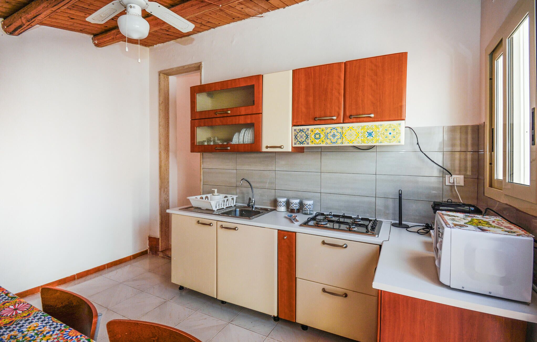 Coffee/tea maker, fridge, microwave, stovetop