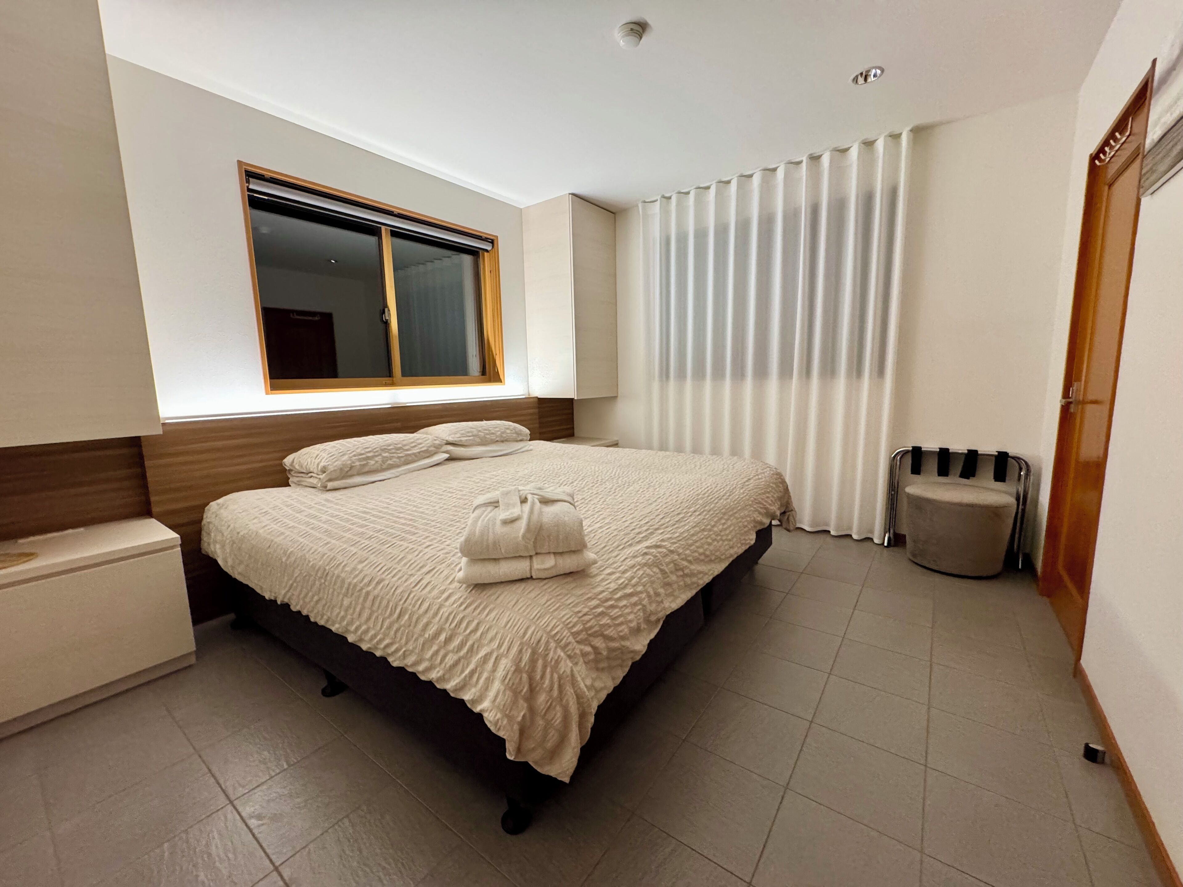 5 bedrooms, iron/ironing board, WiFi, bed sheets