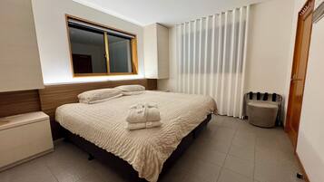 5 bedrooms, iron/ironing board, WiFi, bed sheets