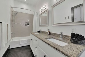 Shower, hair dryer, towels, soap - Charming 3BR Retreat - Spacious Deck, Backyard (Atlanta)