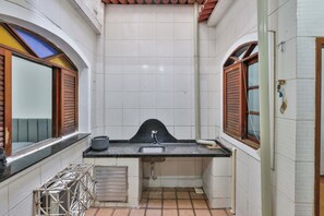 Douche, sèche-cheveux, serviettes fournies, papier toilette