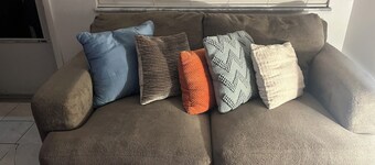 Quaint 2-bedroom houseless than 10 minutes from The airport