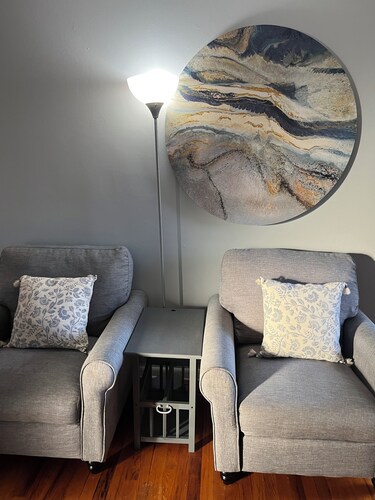 Quaint 2-bedroom houseless than 10 minutes from The airport