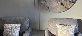 Quaint 2-bedroom houseless than 10 minutes from The airport