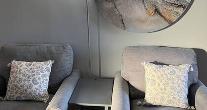 Quaint 2-bedroom houseless than 10 minutes from The airport