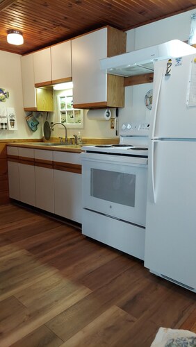 Charming 1-bedroom cottage in serene Wells, views of the water from the property