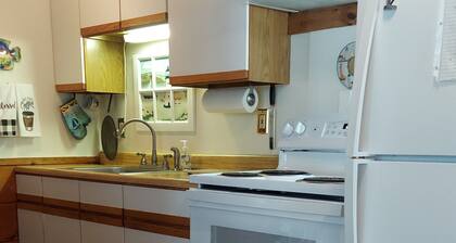 Charming 1-bedroom cottage in serene Wells, views of the water from the property