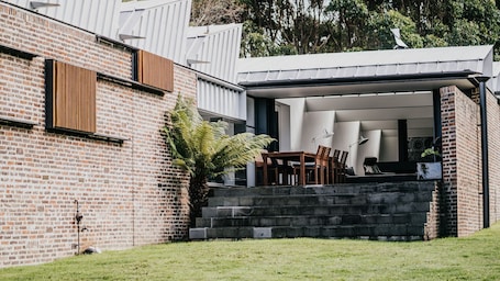 Outdoor dining. Alkina Lodge Mira, architectural luxury