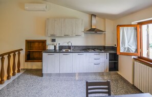 Frigorifero, piano cottura, lavastoviglie, macchina per tè/caffè