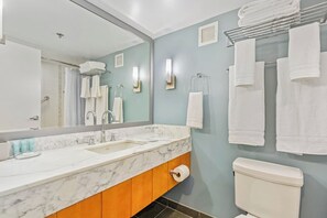 Separate tub and shower, hair dryer, soap, shampoo - ALA MOANA (Honolulu)