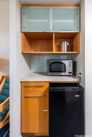 Mini-réfrigérateur, four à micro-ondes, un four, surface de cuisson