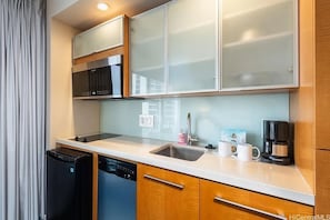Tủ lạnh nhỏ, lò vi sóng, lò nướng, bếp nấu