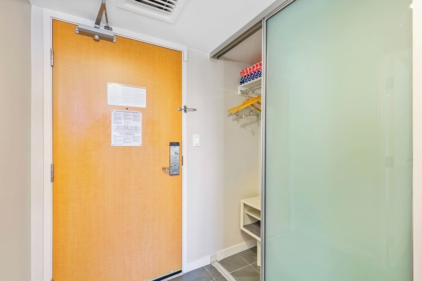 ตู้นิรภัยในห้องพัก, โต๊ะทำงาน, พื้นที่ทำงานแบบใช้แล็ปท็อป