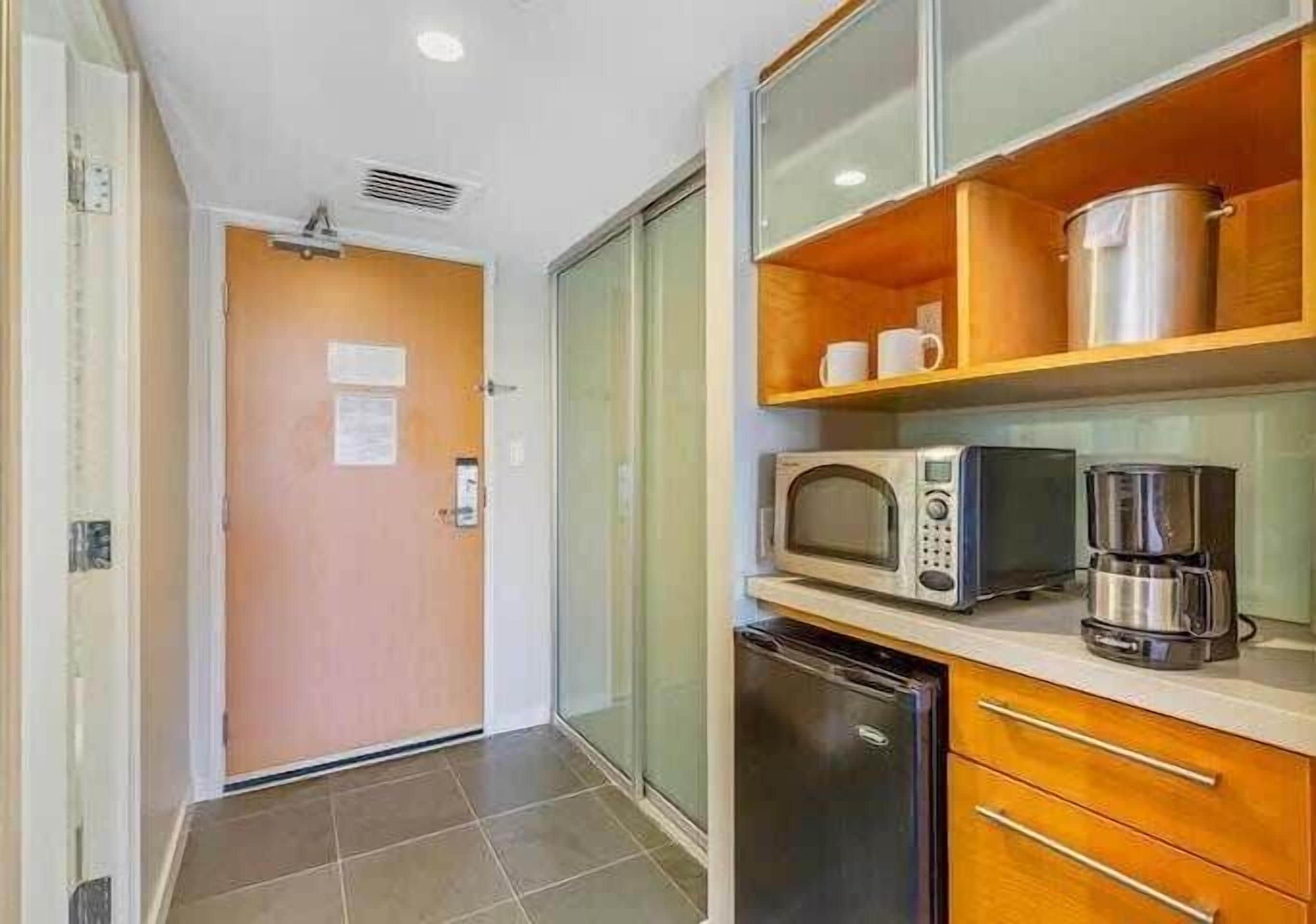 ตู้เย็นเล็ก, ไมโครเวฟ, เตาอบ, เตาประกอบอาหาร