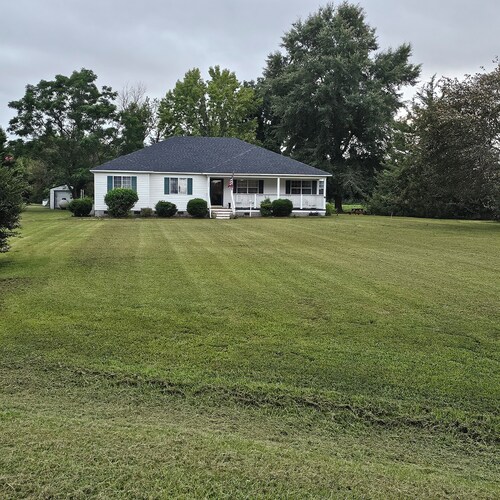 Beautiful farmhouse  with 3 bedrooms and 4 Queen beds for a cozy stay