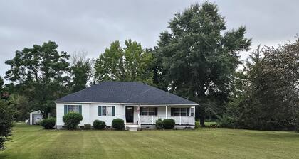 Beautiful farmhouse with 3 bedrooms and 4 Queen beds for a cozy stay