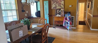 Beautiful farmhouse  with 3 bedrooms and 4 Queen beds for a cozy stay
