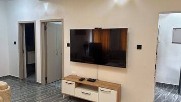 Luxury Apartment, 1 Queen Bed with Sofa bed, Kitchen | Living area