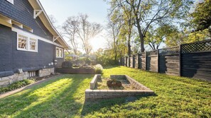 House (3 Bedrooms) | Interior - Southern Charm, Backyard Firepit, Outdoor Dining, Mins to Downtown Chapel House by Avantstay (Nashville)
