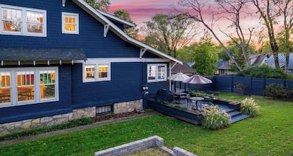 Southern Charm, Backyard Firepit, Outdoor Dining, Mins to Downtown Chapel House by Avantstay