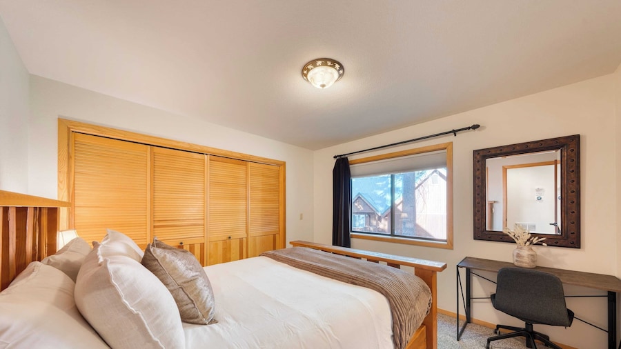 Cozy Escape w/ Hot Tub + Deck & Access to Tahoe Donner & Skiing Alpenglow Chalet by Avantstay