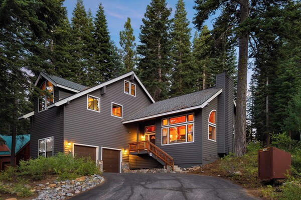 Cozy Escape W/ Hot Tub + Deck & Access To Tahoe Donner & Skiing Alpenglow Chalet By Avantstay - Lake Tahoe