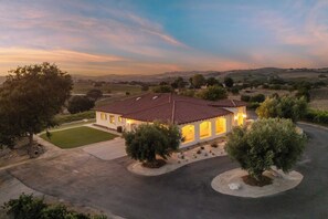 Interior - Wine Country Escape w/ Views + Wine Cellar & Gym Caterina Dusi Vineyard by Avantstay (Paso Robles)