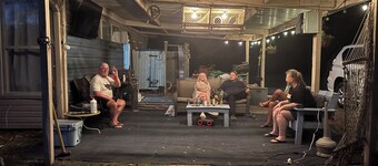 Cozy 2-bedroom cabin in peaceful Northport on the LAKE