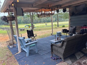 Property grounds - Cozy 2-bedroom cabin in peaceful Northport on the LAKE (Northport)