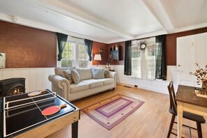 Smart TV, fireplace, ping pong, stereo