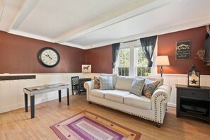 Smart TV, fireplace, ping pong, stereo