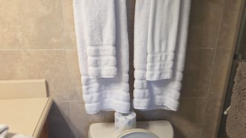 Toallas, jabón, papel de baño