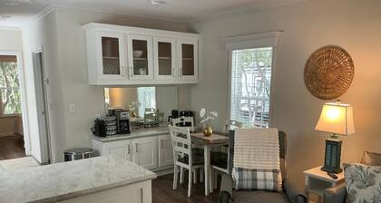 Quaint cottage tucked away in Crystal River. 1bed/1bath. Close to everything!