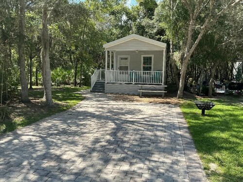 Quaint cottage tucked away in Crystal River. 1bed/1bath. Close to everything!