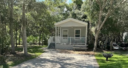 Quaint cottage tucked away in Crystal River. 1bed/1bath. Close to everything!