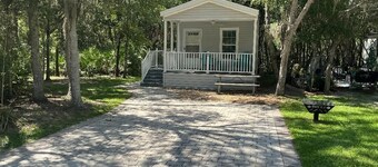 Quaint cottage tucked away in Crystal River. 1bed/1bath. Close to everything!